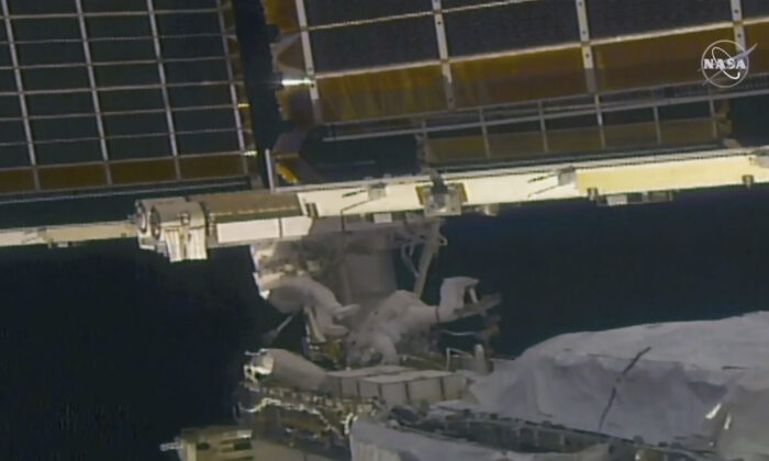 Take Spacewalking Astronauts Install New Solar Panel The Epoch Times