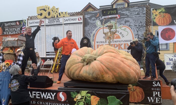 Pumpkin Breaks Record At Half Moon Bays Th Annual World Championship