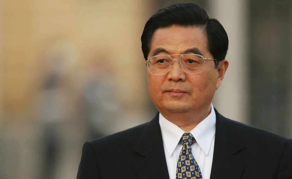 Chinese leader Hu Jintao arrives at Charlottenburg Palace in Berlin, Germany, Nov. 10, 2005. (Sean Gallup/Getty Images)