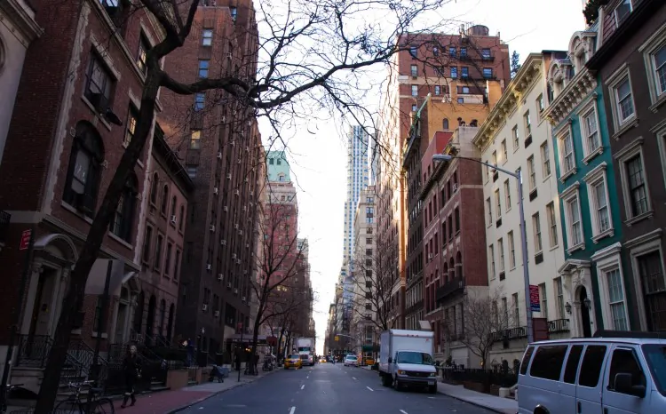 A view of townhouses in the Murray Hill area on 38th Street in Manhattan. (Benjamin Chasteen/The Epoch Times)