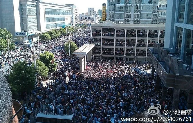 Thousands of residents fill one of the squares in Qidong, Jiangsu Province, China, on July 28. (Weibo.com)