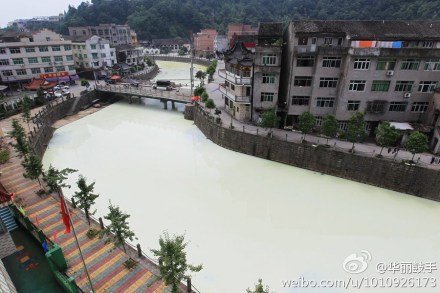 Natural latex polluted more than a mile of a stretch of the Quxi River in China’s Wenzhou City, Zhejiang Province. (Weibo.com)