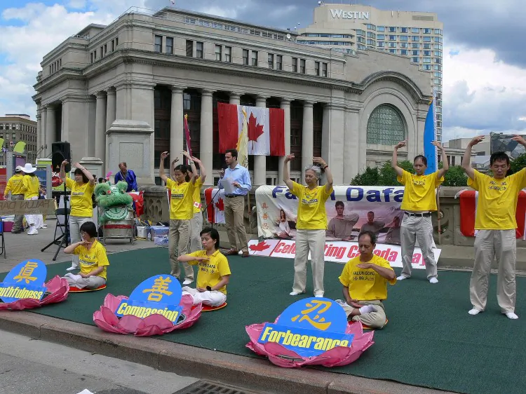 Parliament Hill was a sea of red and white on Sunday, July 1, where thousands came to celebrate Canada Day and the country’s 145th birthday. (Stella Liu/The Epoch Times)"][/caption] [caption id="attachment_259893" align="aligncenter" width="590" caption="The Canadian Forces’ Snowbirds performing their traditional flypast over the Peace Tower on Parliament Hill. The Snowbirds’ 2012 theme is “We Stand On Guard For Thee,” embodying the imperative that the Canadian Forces remains devout and ready for the defence of Canada, her people, her allies, and North America at large. (Stella Liu/The Epoch Times)"][/caption] [caption id="attachment_259889" align="aligncenter" width="590" caption="Governor General David Johnston and his wife Sharon Johnston arrive on Parliament Hill for the Canada Day celebrations. Following behind are Prime Minister Stephen Harper and his wife Laureen Harper. (Stella Liu/The Epoch Times)"][/caption] [caption id="attachment_259887" align="aligncenter" width="590" caption="The Changing the Guard ceremony on Parliament Hill included a pageantry of marching music and military drills performed by the Governor General’s Foot Guards. (Stella Liu/The Epoch Times)"][/caption] [caption id="attachment_259885" align="aligncenter" width="442" caption="The flag-raising ceremony marks the 50th anniversary of the Canadian Coast Guard and the War of 1812 bicentennial. (Stella Liu/The Epoch Times)"][/caption] [caption id="attachment_259886" align="aligncenter" width="590" caption="The Changing the Guard ceremony on Parliament Hill included a pageantry of marching music and military drills performed by the Governor General’s Foot Guards. (Stella Liu/The Epoch Times)"][/caption] [caption id="attachment_259890" align="aligncenter" width="490" caption="One of the many street performers in downtown Ottawa entertains the crowds with juggling. (Stella Liu/The Epoch Times)"][/caption] [caption id="attachment_259892" align="aligncenter" width="590" caption="A lion dance performed by practitioners of Falun Dafa (also known as Falun Gong) in downtown Ottawa near Parliament Hill on Canada Day 2012. (Stella Liu/The Epoch Times)"][/caption] [caption id="attachment_259891" align="aligncenter" width="590" caption="Falun Dafa practitioners demonstrate their five sets of meditative exercises at their site in downtown Ottawa near Parliament Hill as part of the Canada Day celebrations. The three main principles of the spiritual practice are Truthfulness, Compassion, and Forbearance. (Stella Liu/The Epoch Times)