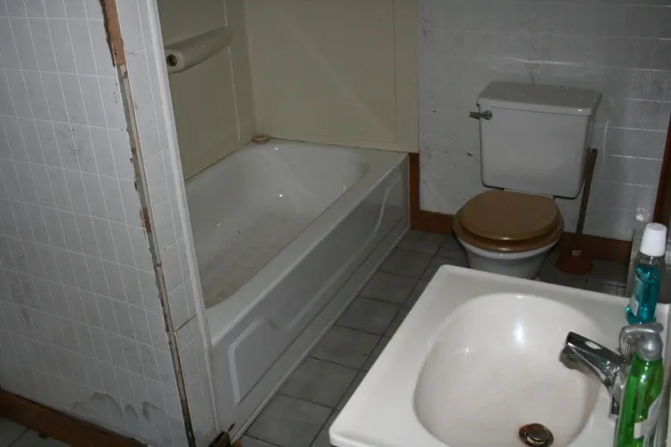 Bathroom, Before. (Courtesy of Cathy Hobbs Design Recipes)