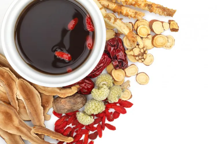 Eucommia bark (Du Zhong) is one of the 50 fundamental herbs used in Chinese herbology. (Liang hang/Photos.com)