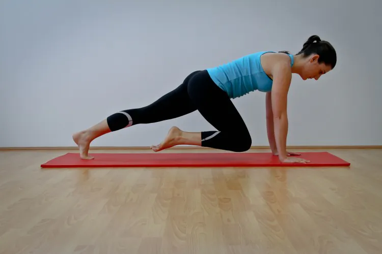 The knee-pull plank requires no equipment so you can take it anywhere you go. (Jocelyn Bong)