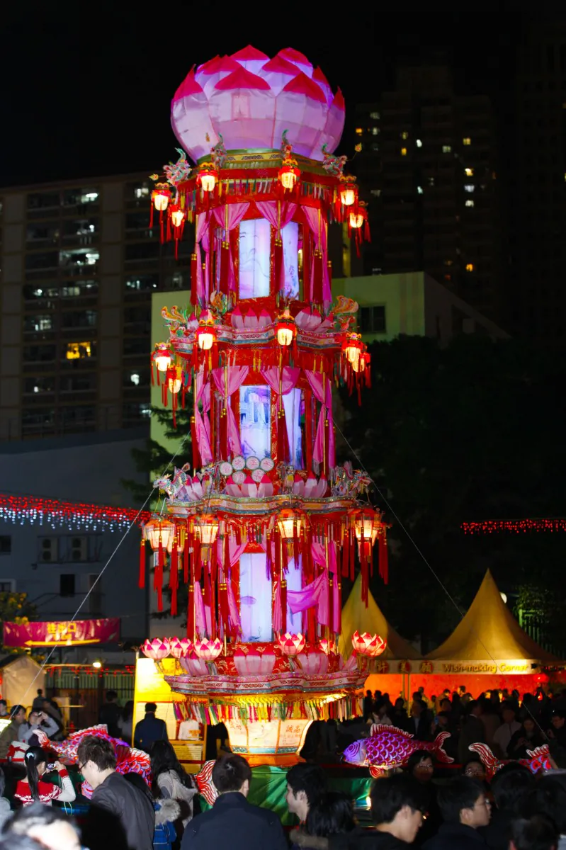 A gorgeous, tall lantern topped by a lotus flower at the Lantern Festival in Hong Kong in 2012. (Pan Zaishu/The Epoch Times)