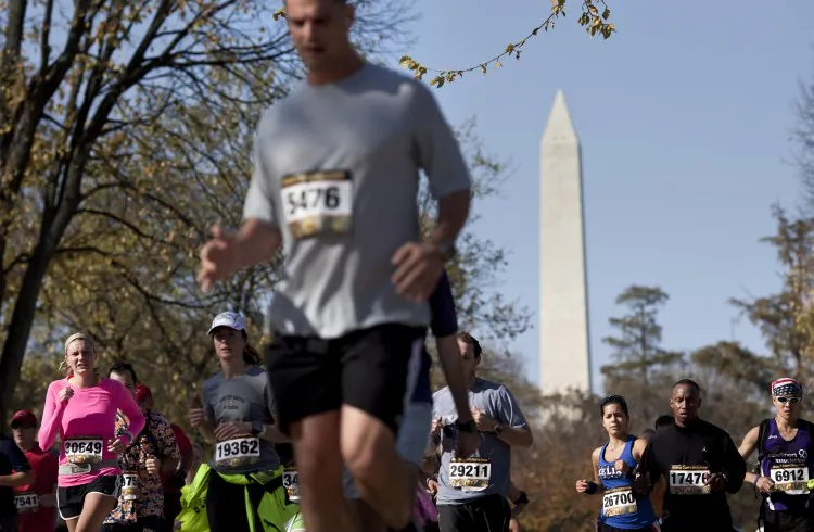 Runners travel across the National Mall near the Washington Monument during the Marine Corps Marathon in 2010 in Washington, DC. (Brendan Smialowski/Getty Images)