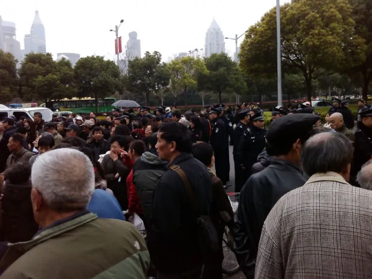 On March 20, around 2,000 protesters gathered in front of the Shanghai municipal government building. (Provided by an information source)