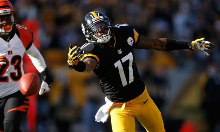 Mike Wallace will likely go to the Dolphins, reports said Tuesday. (Gregory Shamus/Getty Images)