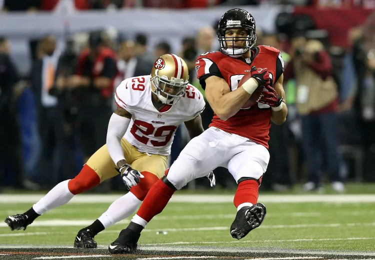 Tight end Tony Gonzalez #88 of the Atlanta Falcons makes a catch against defensive back Chris Culliver #29 of the San Francisco 49ers on Jan. 20, 2013 in Atlanta, Georgia. (Streeter Lecka/Getty Images)