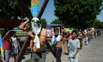 Crucifixion Re-Enactment in Philippines Draws Thousands