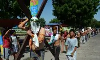 Crucifixion Re-Enactment in Philippines Draws Thousands