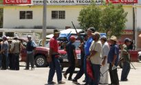 Vigilantes Seize Town in Western Mexico (+Photos)
