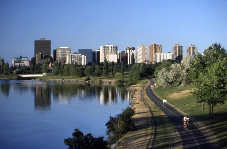 A view of the Sir John A. Macdonald Parkway (formerly the Ottawa River Parkway) and the Ottawa skyline. (David P. Lewis/Photos.com)