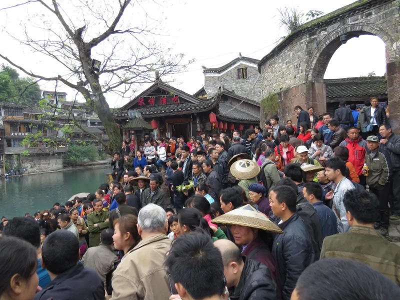 On April 11, thousands of merchants from Phoenix Ancient Town marched against the authorities’ new regulation of “charges for the entire town.” (Courtesy of source)
