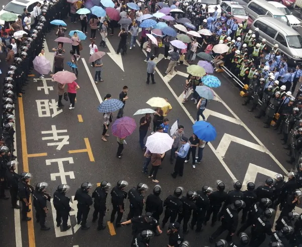 On April 18, about 1,000 workers from Sha Wan Dian Ji Electrical Factory participated in demonstrations. They were stopped by hundreds of special police, who resorted to violence to clear the area. (Weibo.com)