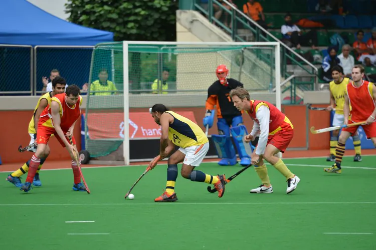 Cup Finalists Beijing Hockey Club and Jatt Airways play in a preliminary round at the HKFC Hockey 6's Easter Hockey Tournament. (Bill Cox/The Epoch Times)