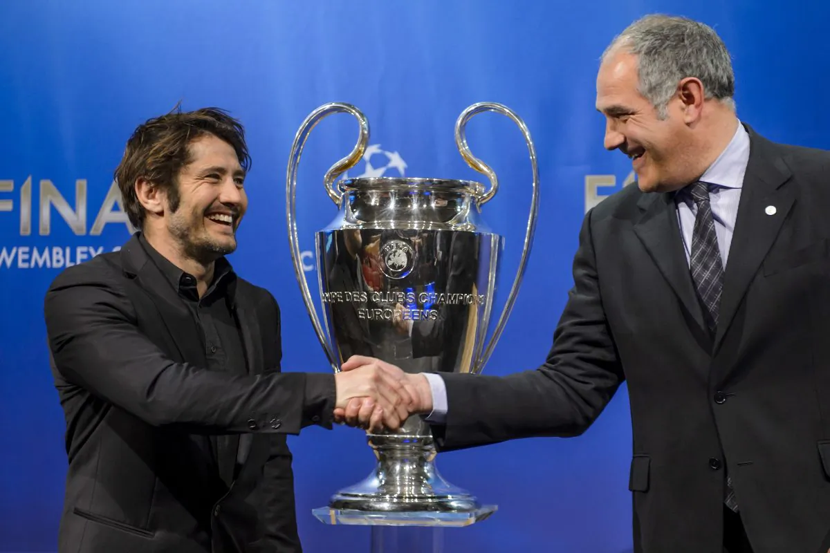 Bayern Munich's Bixente Lizarazu (L) shakes hands with Barcelona's Andoni Zubizarreta after the draw for the semi-finals of the UEFA Champions League on April 12. (FABRICE COFFRINI/AFP/Getty Images)