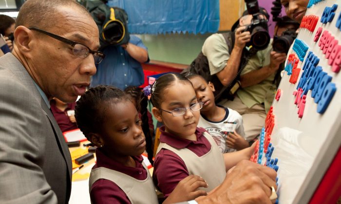 Schools Chancellor Dennis Walcott with first-grade children from the Young Scholar’s Academy for Discovery and Exploration school on the first day of school in Brooklyn on Sept. 6, 2012. (Amal Chen/The Epoch Times)