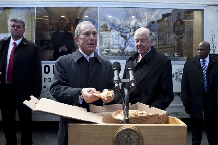 New York Mayor Michael Bloomberg, and T. Boone Pickens test the pizza from the natural gas-powered Neapolitan Express food truck at City Hall in New York, Feb. 21. (Samira Bouaou/The Epoch Times)