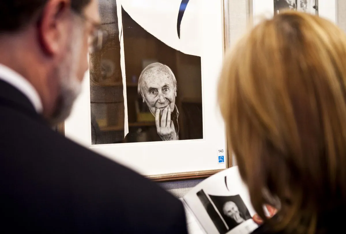 Guests look at Spanish painter Joan Miró, as shot by Arnold Newman, and Miró looks back. (Samira Bouaou/The Epoch Times)