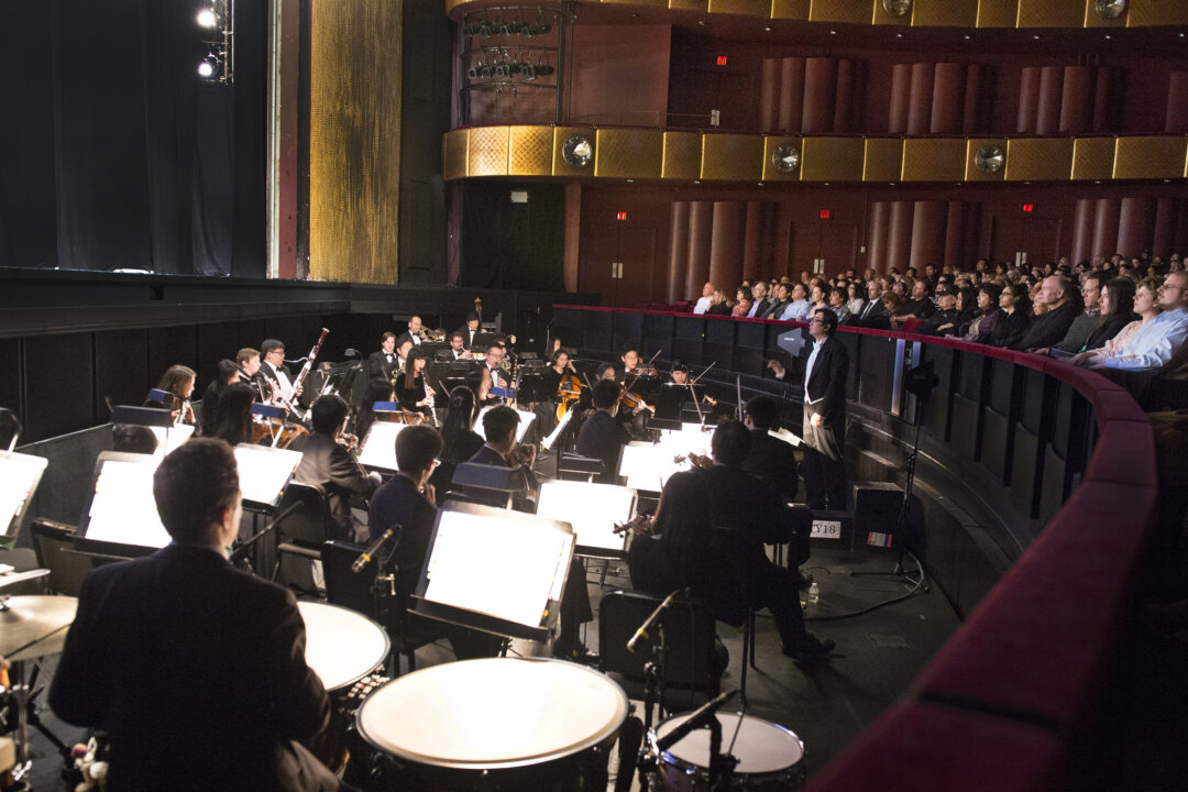 Keng-wei Kuo conducts the Shen Yun Orchestra at Lincoln Center on April 24. (Dai Bing/The Epoch Times)
