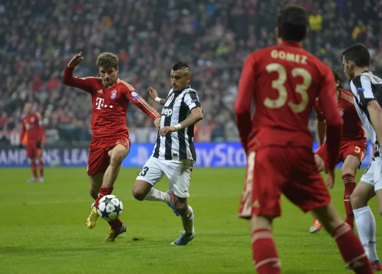 Bayern Munich's Thomas Mueller (L) dribbles the ball away from Juventus' Arturo Vidal in Champions League action on April 2, 2013 in Munich, Germany. (Odd Andersen/AFP/Getty Images)