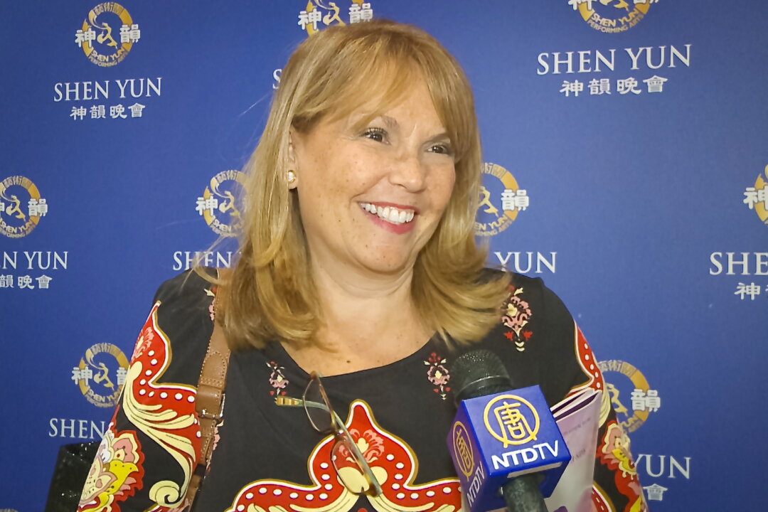 Fashion designer Gladys Bagley enjoys Shen Yun Performing Arts at Lincoln Center’s David H. Koch Theater on April 28. (Courtesy of NTD Television)