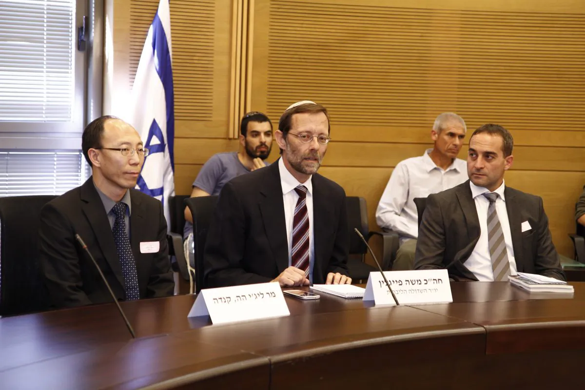 Falun Gong practitioner Lizhi He (L), Member of Knesset Moshe Feiglin (C), and Roy Bar-Ilan, Spokesman for the Israeli Falun Dafa Information Center, at the Israeli Knesset's Liberal Lobby on April 24. (Tikva Mahbad/The Epoch Times)