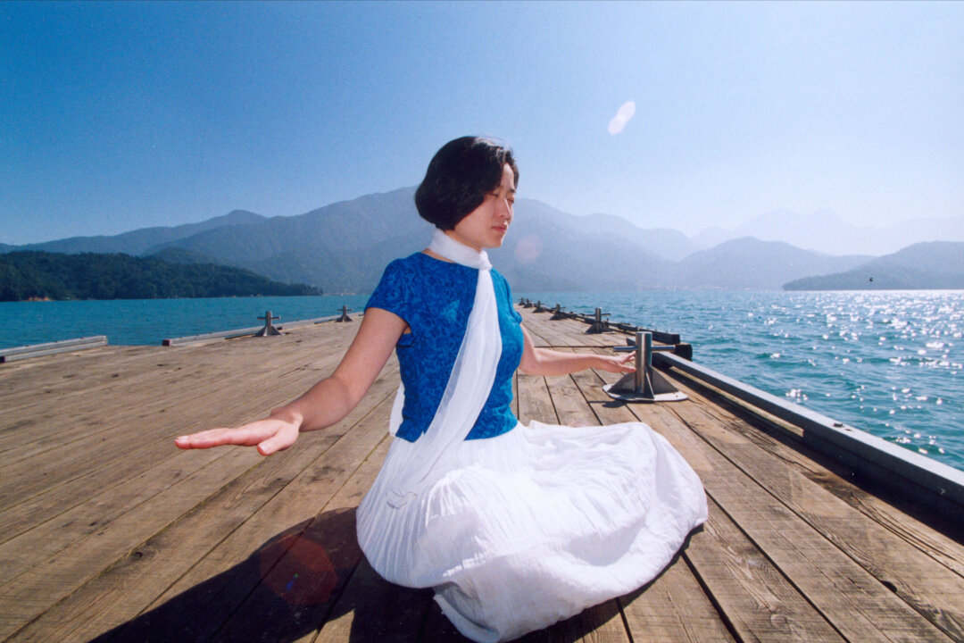 Sitting in a state of deep tranquility is part of Falun Gong's sitting meditation, "Strengthening divine powers." (Faluninfo.net)