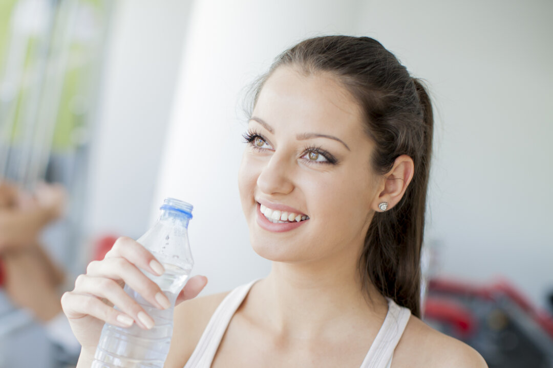 This photo shows a woman drinking water after a work-out. In China, drinking water is getting more and more polluted, causing several cases of poisoning.