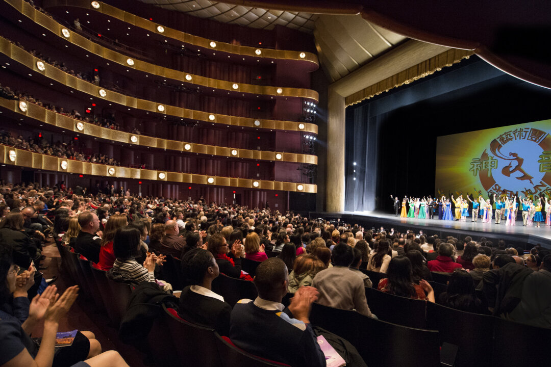 Shen Yun Performing Arts New York Company's curtain call at New York's Lincoln Center on April 24. (Dai Bing/The Epoch Times)