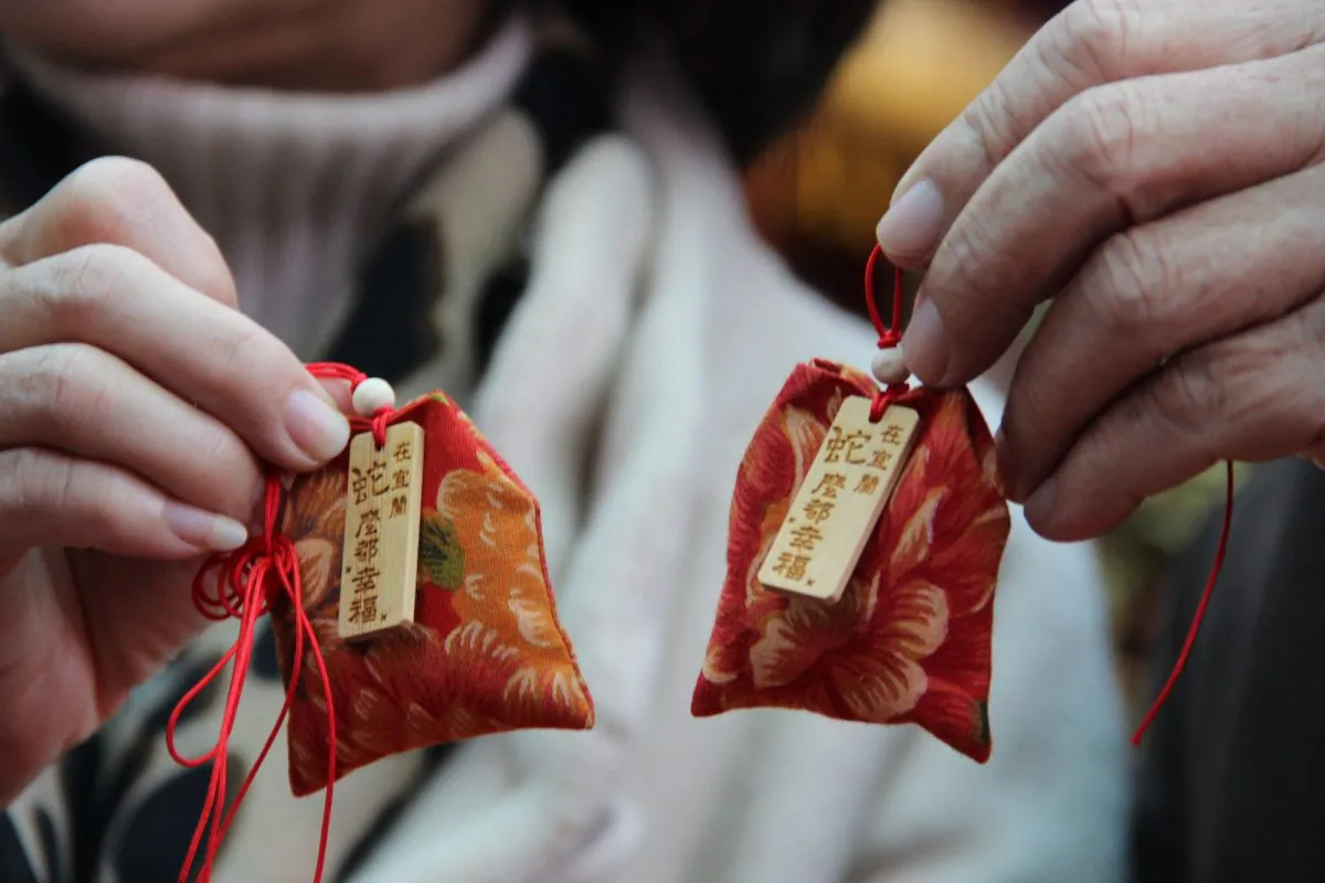 The aroma-pack can be stuffed with aromatic Chinese herbs. They are often worn on the chest on May 5 on the lunar calendar during the Duan Wu Festival. The aroma repels insects and prevents people from contracting diseases. (Xie Yueqin/The Epoch Times)