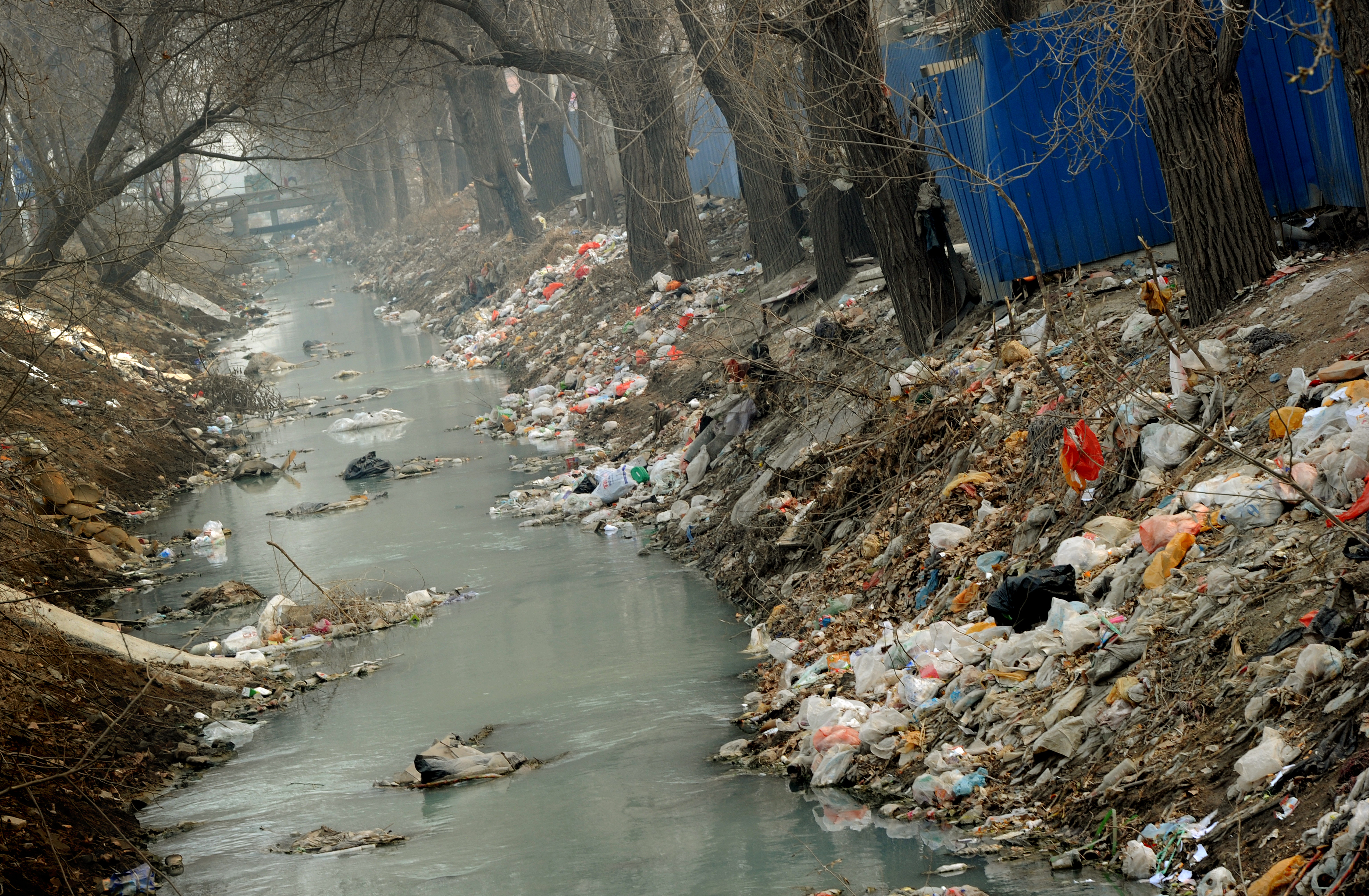 Крупная экологическая катастрофа за последнее время 2024. Янцзы грязная река. Загрязнение окружающей среды. Загрязнение природы. Экологическое загрязнение.