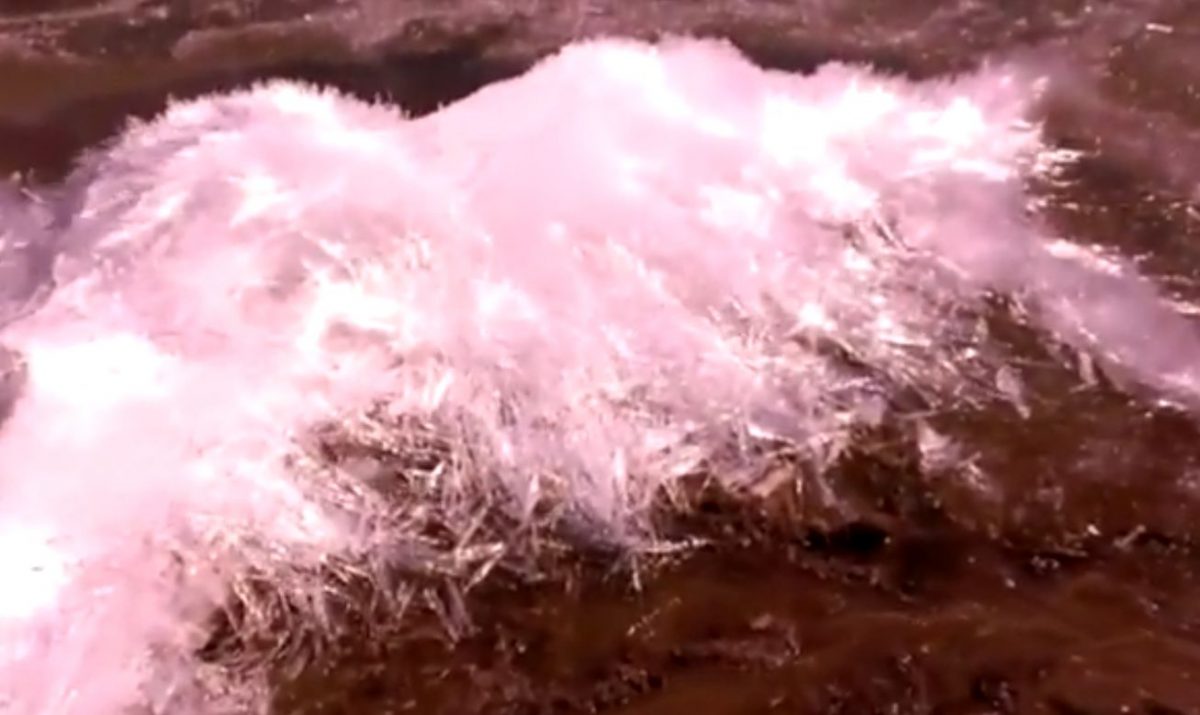 Lake Ice Needles Filmed in Minnesota Lake (+Video)