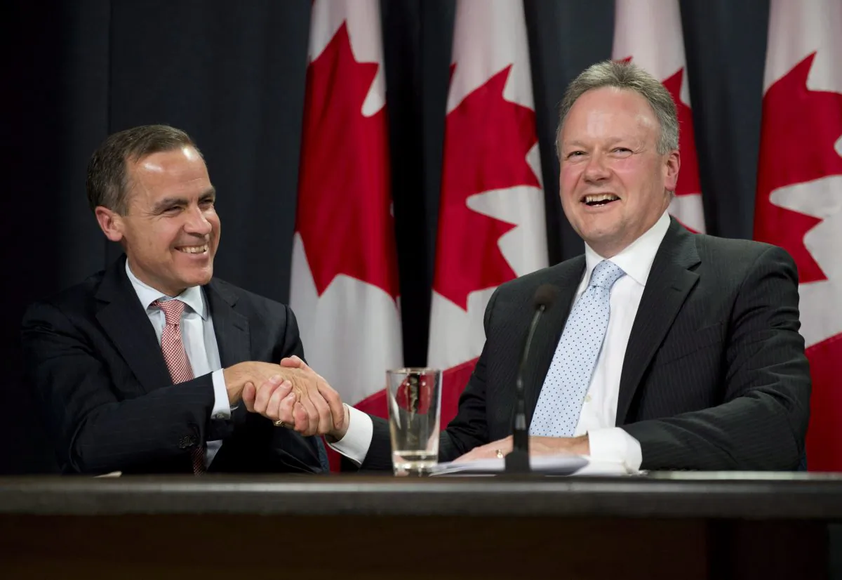 Bank of Canada Governor designate Stephen Poloz (right) shakes hands with outgoing Governor Mark Carney during a news conference in Ottawa, on Thursday, May 2, 2013. (Adrian Wyld/The Canadian Press)