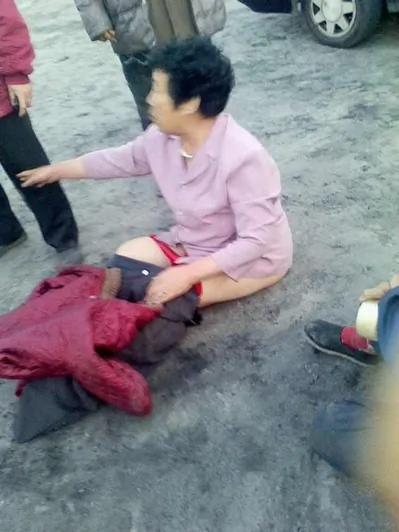 Tianjin authorities mobilized over 800 police to crack down on villagers in Tianjin who tried to protect their farmland from being confiscated. A villager called Wang Yilan was punched and kicked by police and had some of her clothing removed on May 11, 2013. (aboluowang.com)