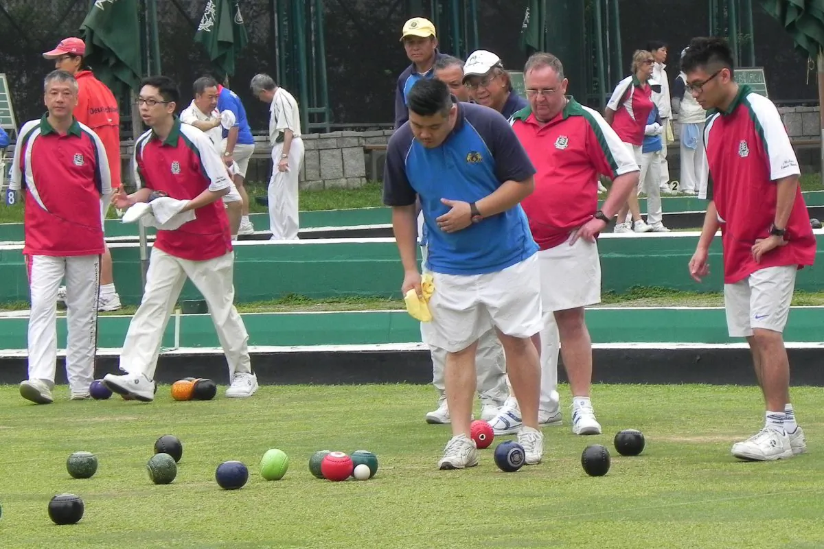 Deep in concentration ... Both the Kowloon Cricket Club (in red) and Indian Recreation Club teams stay focussed during the course of their first game in the new Premier League season. Former Hong Kong number one Noel Kennedy (right) lost the game 20:14 to his opponents.
(Howard Poon) 