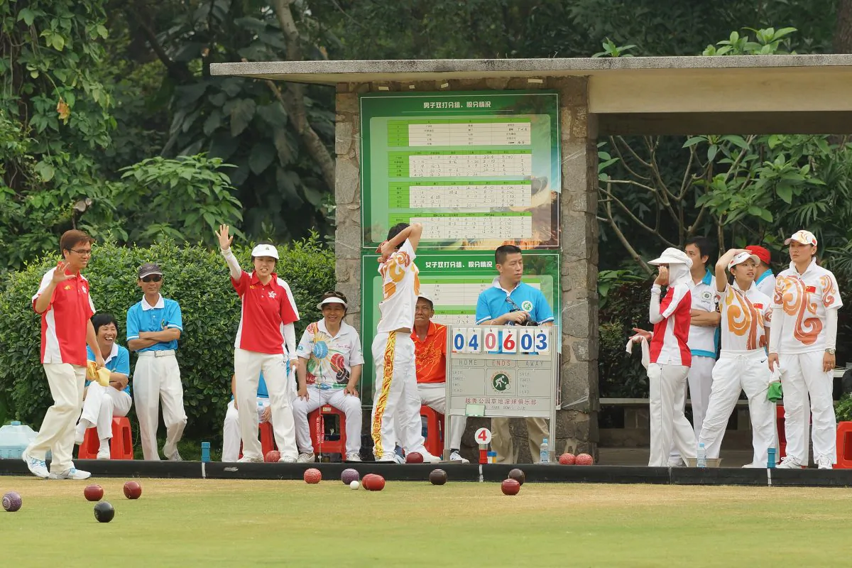 Turning point ... An unlucky shot from Zhejiang gifted the Hong Kong team a five shot advantage in the Final of the Mixed Fours. Hong Kong went on to beat Zhejiang 12:3 to win the title.(Mike Worth)