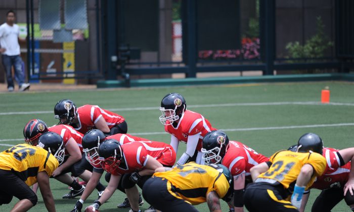 The Hong Kong Cobras (in red) ready for a play in their match against the Philippine Punishers at Man Tung Road Park, Tung Chung, on Saturday May 11. The Punishers won the match 22-9. (Joseph Wai chun Poon)