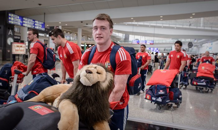 Scottish full-back Stuart Hogg carries the mascot of the British and Irish Lions as he and his team-mates arrive at Hong Kong airport on May 28, 2013. (PHILIPPE LOPEZ/AFP/Getty Images)