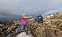 Residents Salvaging What They Can in Moore, Oklahoma (Video)