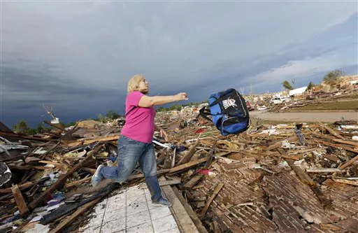 Residents Salvaging What They Can in Moore, Oklahoma (Video)