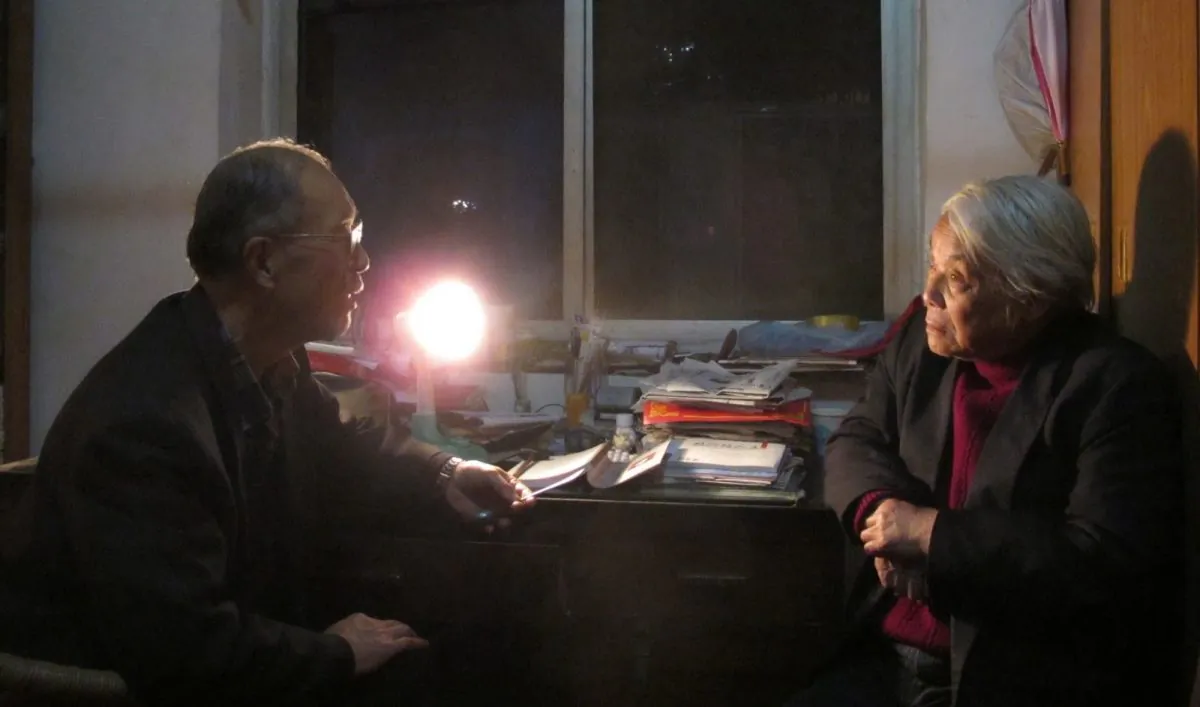 Zeng Boyan, a former newspaper editor, interviews Lin Xianjun, one of Dabao's survivors. Zeng worked for years to uncover the story of Dabao, before filmmaker Xie Yihui created the documentary about it. (Ai Xiaoming)