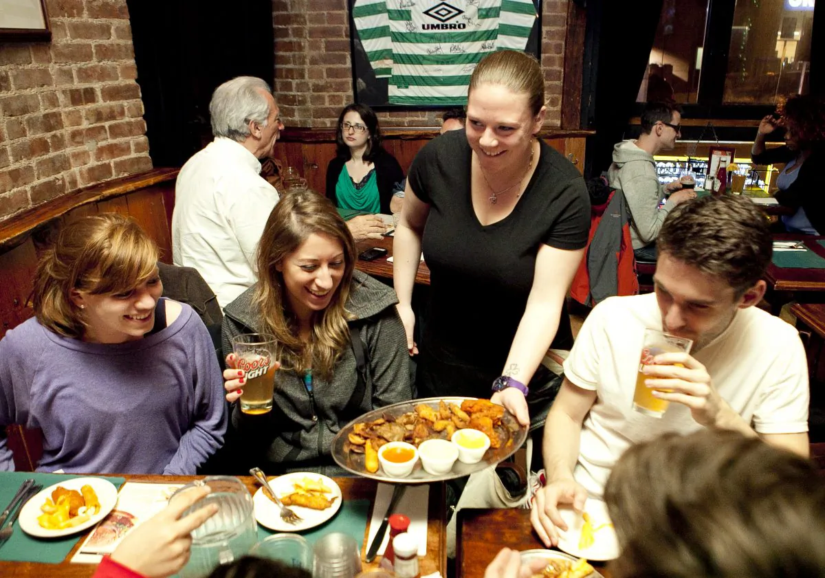 The Parlour: good food, good company, and plenty of Irish brogue. And thanks to its location, plenty of elbow room. (Samira Bouaou/The Epoch Times)
