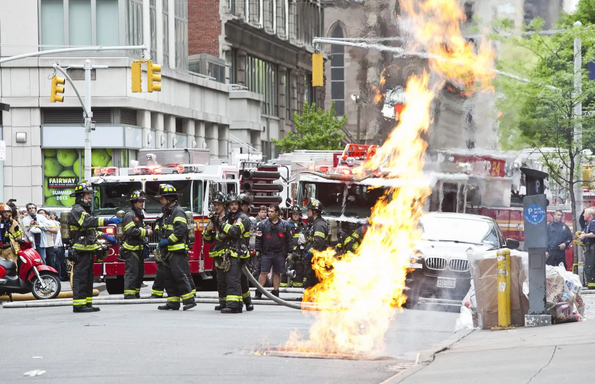 A fire on the NW corner of 6th Avenue and 25th St., next to Two Bros Pizza in Midtown Manhattan, was raging out of a manhole between 5:00 p.m. and 6:00 p.m. (Samira Bouaou/The Epoch Times)
