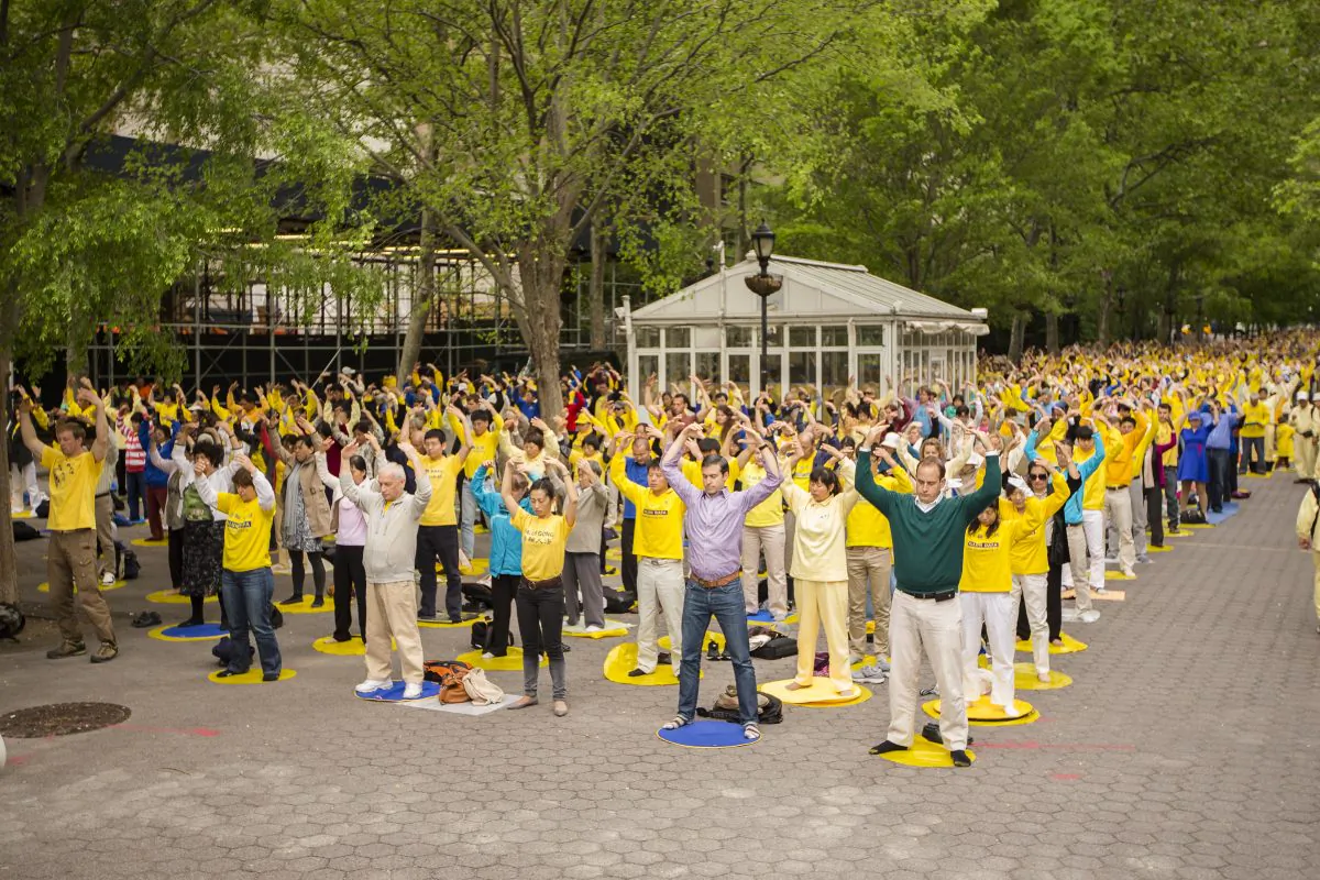 Around 1,000 Falun Dafa practitioners practice gentle, qigong exercises at Dag Hammarskjold Plaza in New York on May 17. (Edward Dai/The Epoch Times)
