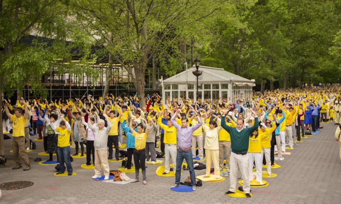 Around 1,000 Falun Dafa practitioners practice gentle, qigong exercises at Dag Hammarskjold Plaza in New York on May 17. (Edward Dai/The Epoch Times)
