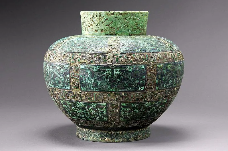 Hu Vase for fermented drinks in Bronze inlaid with malachite and turquoise, 7.5"height. Western Zhou dynasty, Warring Kingdoms period, 5th-4th century BC. (Copyright Vincent Girier Dufournier)